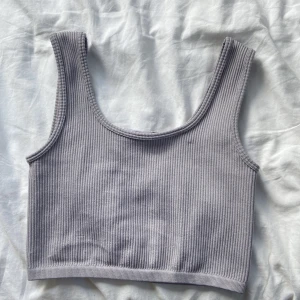 Grå topp - Fin grå topp med mycket strechigt material 💓 säljer då den inte kommer till användning. Säljer för 20kr 🙏🏻 