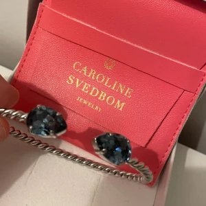Caroline svedbom armband  - Säljer mitt super fina Caroline svedbom armband då det tyvärr inte används. Använt fåtal gånger så har kvar låda och förvaringspåsen. Inget fel med armbandet över huvudtaget. Skriv för fler bilder 💓💓