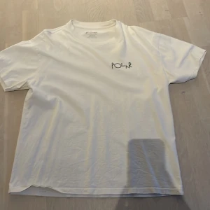 Polar t-shirt - Polar Skate Co t-shirt ganska använd storlek medium och har en liten blodfläck på ryggen som knappast syns