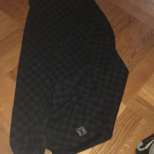 Lv scarf köpt 2019 box medföljer - Den e köpt 2019  box med följer jag är uppe för byten också jag vill väldigt gärna byta