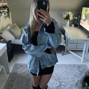 Oversized jeansjacka  - Super snygg jeans jacka som är perfekt😍😍 använd några gånger men inga defekter, köpt på en butik i Danmark! Storlek L för oversized känsla 