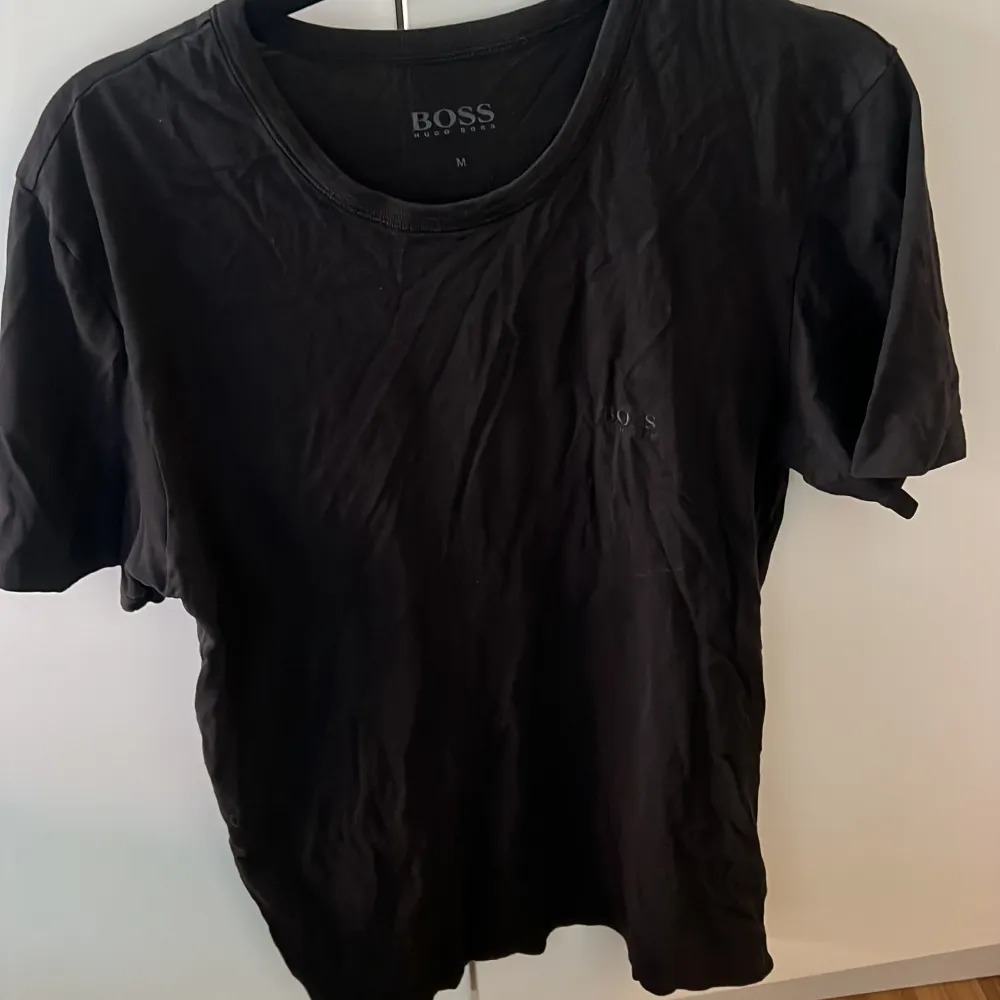 T-shirt från Hugo Boss. Använd men jättefint skick! Storlek M 🖤. T-shirts.