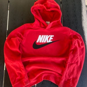 Nike hoodie - Hej! Jag säljer en riktigt snygg Nike hoodie för bara 69 kr!  Den är använd och är i bra skick, inga hål, eller fläckar. Den är tvättad och har lite noppor, ( be om närbilder).  Be gärna om extra bilder och bara skriv om det är något :). Mvh Carl
