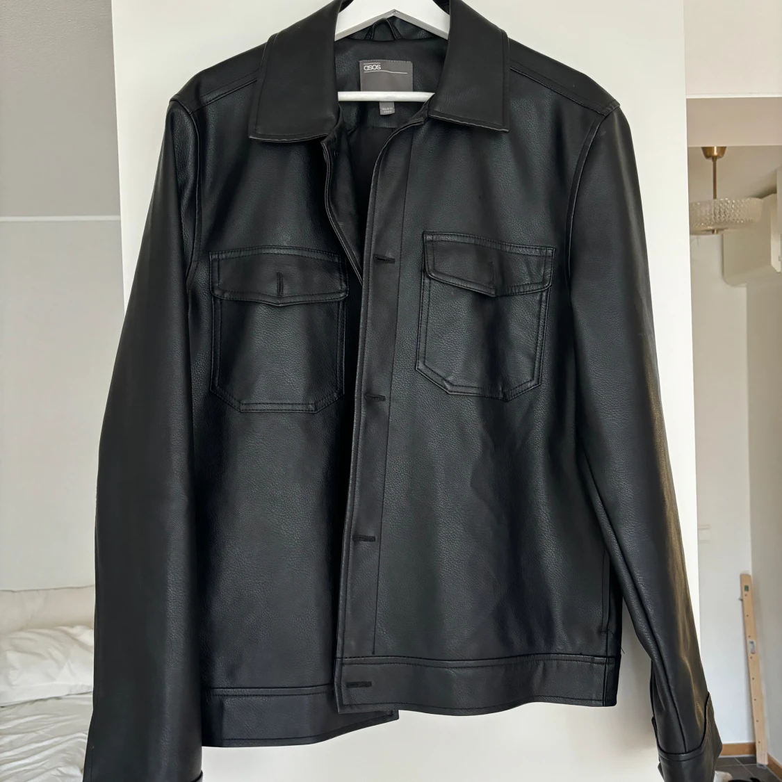 Jacka i läderimitation