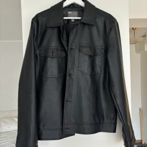 Jacka i läderimitation - Jacka i läderimitation från ASOS. Säljer då den är för liten för mig och därav använd väldigt lite. 