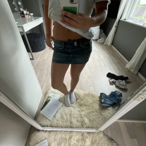 jeanskjol - säljer en så snygg lågmidjad jeanskjol. storlek 32/xs❤️