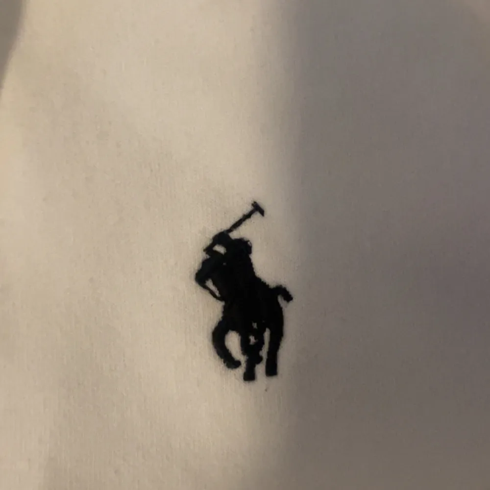 Säljer denna ralph lauren zip pga att den är för stor har används 2-3 gånger och den äe i väldigt bra skick (kan diskutera pris). Hoodies.