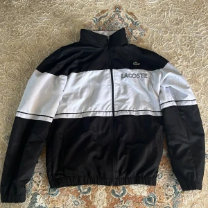 Lacoste Full Zip - Lacoste Full Zip. Använd fåtal gång, och den är i bra skick. Storleken är M men passar L också.