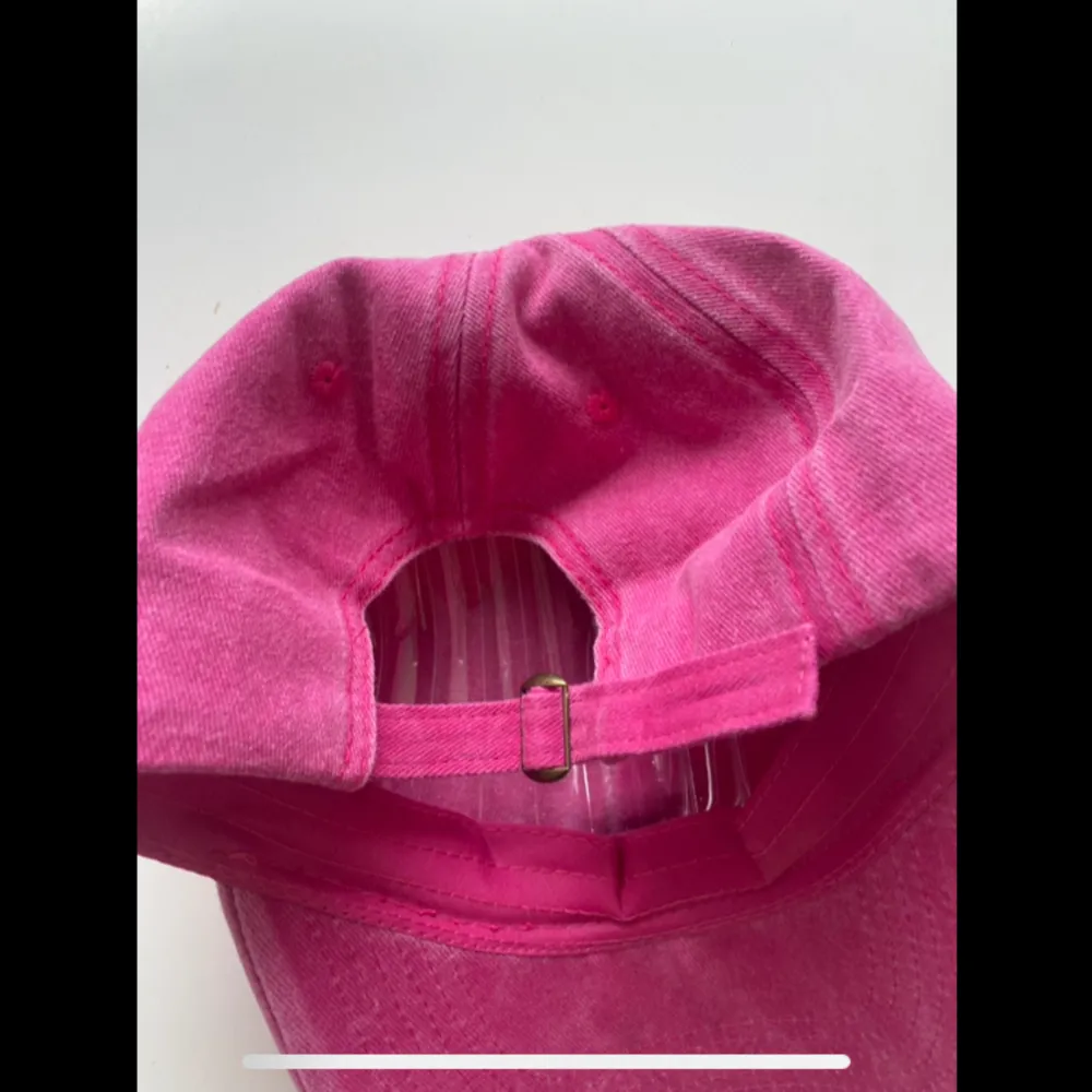 Oanvänd keps med tryck i en jättefin rosa färg.. Accessoarer.