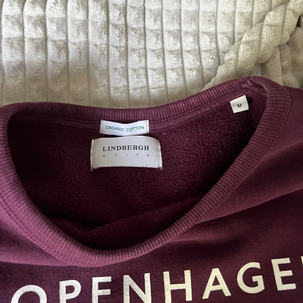 En sparsamt använd sweatshirt, för dig som vill vara uppklädd men samtidigt avslappnad. . Tröjor & Koftor.