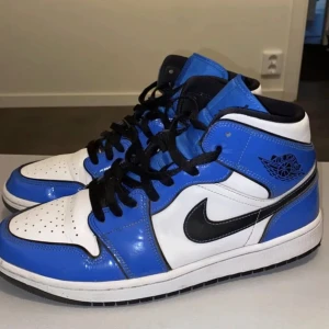 Jordan 1 - Jordan 1 signal blue köpt på restocks , haft dem i länge men har knappt använt dem. För fler bilder eller info är det bara att skriva! Köparen står för frakten!