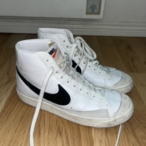 Nike BLAZER '77 UNISEX  - Använda fåtal gånger inomhus på gym därav dom svarta fläckarna, annars i bra skick 🌸 Passar st 39 