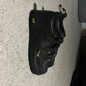Air force 1  - Säljer nu ett par air force 1 stl.38,5 nypris 1500. Använda 1 gång.