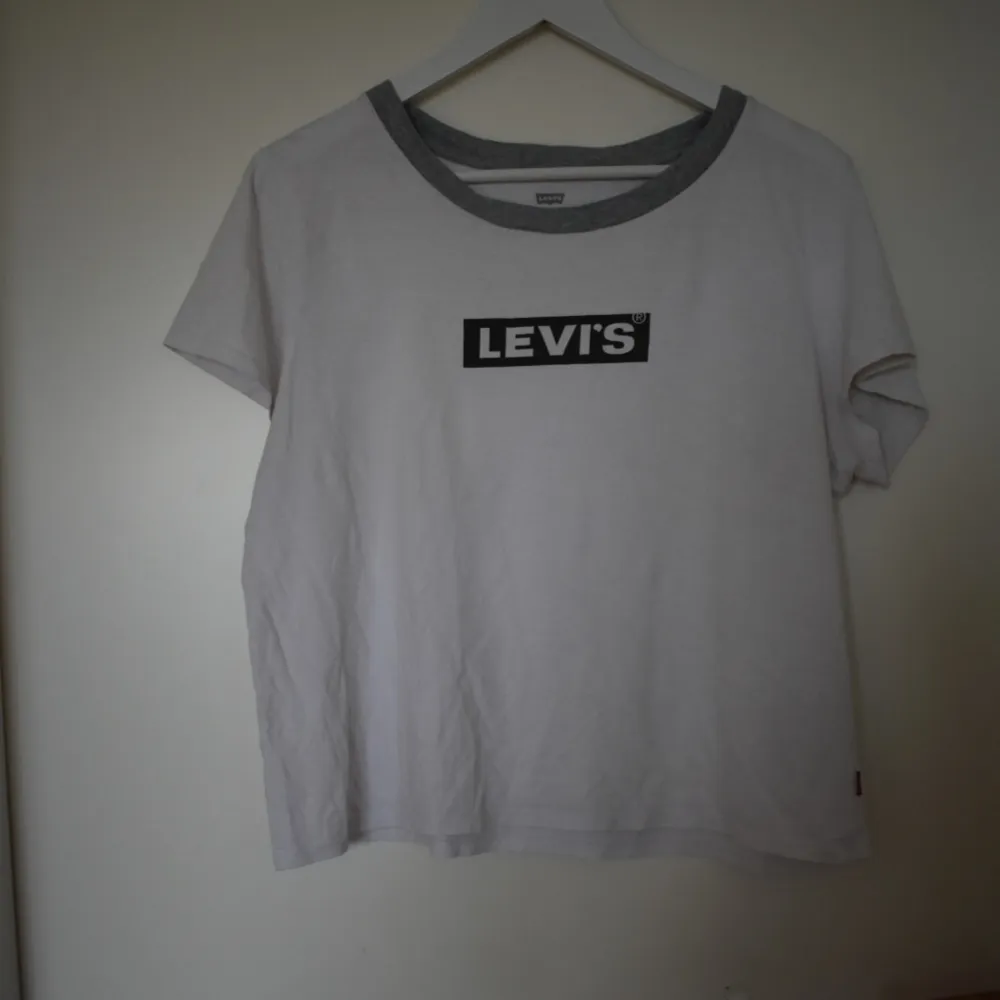 Levi's T-shirt Vit med grå hals linning  Säljes i befintligt skick  Använd några gånger. T-shirts.