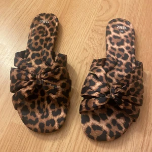 Leopard slip ins - Jättesöta tofflor från zara i storlek 37, aldrig använda!