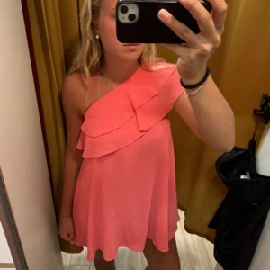 Klänning - Säljer denna rosa superfina klänning i stlk M då den är något tagit för mig. Passar S också! 