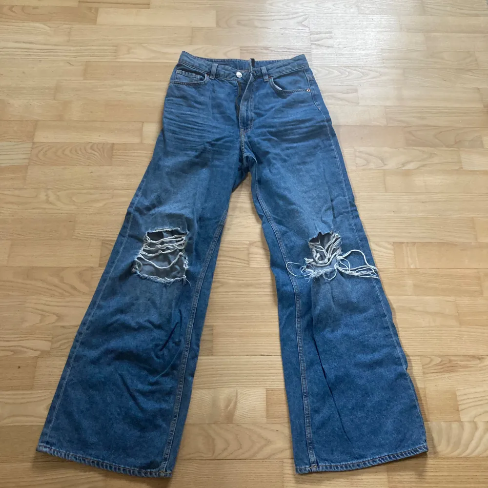 Jeans med hål från hm, mycket bra skick.. Jeans & Byxor.