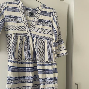 Klänning - Jätte söt sommar klänning! Helt oanvänd därav i nyskick, str xxs men skulle säga att den även passar alla xs-m🥰