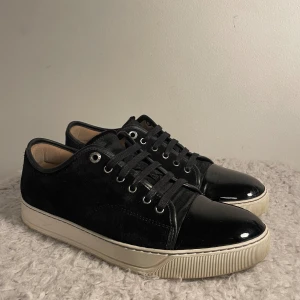 Lanvin skor  - Hej! Säljer nu dessa galet snygga lanvin skor. Nya skosnören på! Skorna är i toppskick 9/10. Med skorna medföljer box