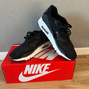 Klassiska Air Max 90 säljs i storlek 40. Lite håll på insidan av skorn inget som märks 