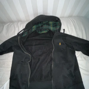 Ralph lauren zip - Säljer denna riktigt feta Ralph lauren hoodien, köpt här på Plick för ett tag sen men blev fel storlek så säljer vidare den. Hör av er om ni har frågor eller andra undringar💯