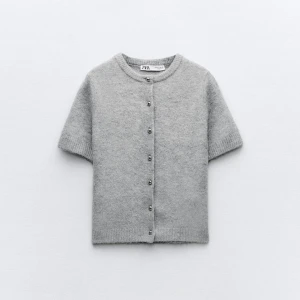 Grå kofta - Super söt kofta från zara! Inga defekter o är som ny!Storlek M men passar även mig som vanligtvis har  xs/s💗