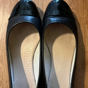 Dasia ballerina  - Jättefina dasia ballerinas ,med liten risp som ses på andra bild annars jättefin skick 😍