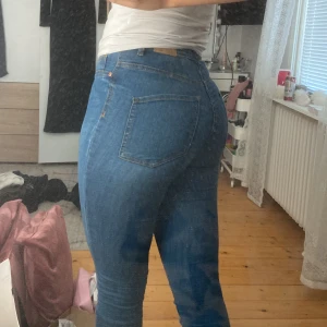 Jeans Gina  - Tajta jeans storlek S  29kr