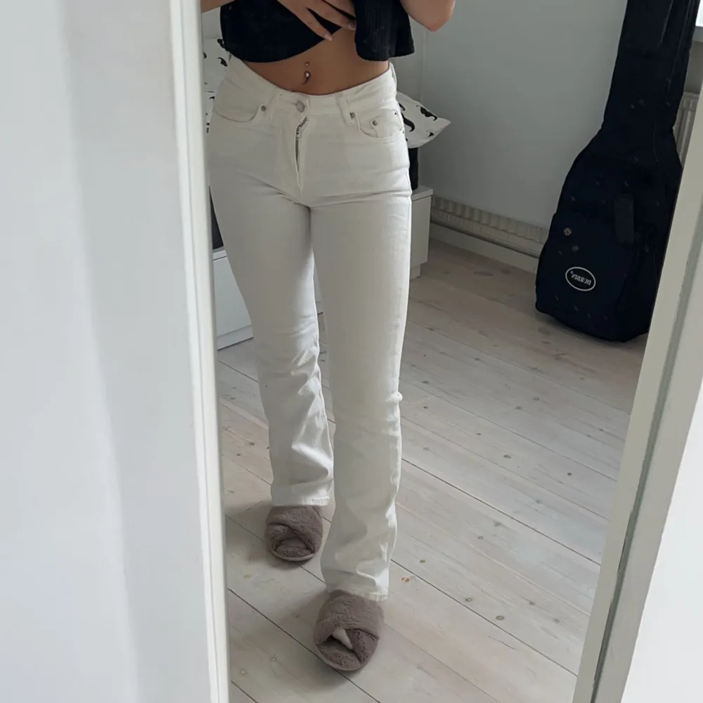 Vita jeans i storleken 32 från gina💕. Jeans & Byxor.