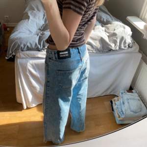 Säljer dessa bredbenta/ oversized jeans från Dr. Denim. Strl 27/26.