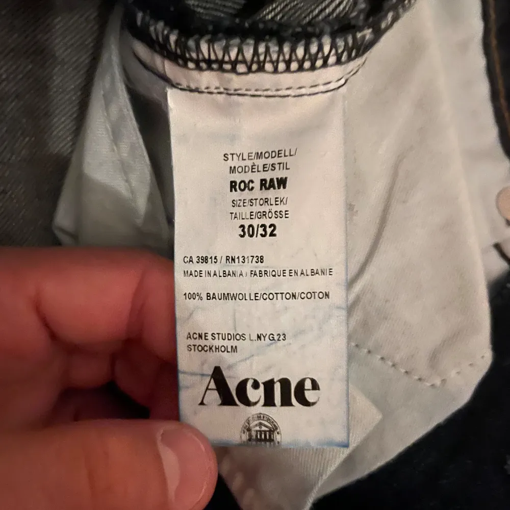 Roc raw acne jeans i extremt bra skick. Äldre modell så därför billigare pris. Inköpta för 3500 för 8 år sedan. Fin smalare passform med snyggt tapered ben. Sökord: jeans, acne, laidback, grisch, dondup, replay, jacob cühen.. Jeans & Byxor.