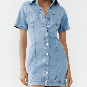 Jeans klänning  - Säljer denna fina jeans klänning fråga zara! Hade också kunnat tänka mej att byta mot en s🩷 Den är helt oanvänd med prislapp på! Nypris 499kr