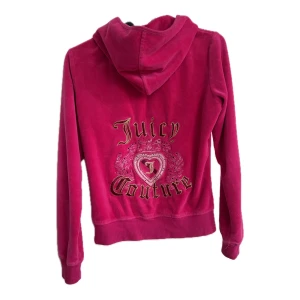 Vintage Juicy - En vintage juicy-tröja i hallonröd/stark rosa färg som jag köpte här på plick. Säljer då det inte riktigt känns som min stil! Skitsnygg och väldigt fin färg! Verkar vara en childs medium och sitter som en xs funkar för mig (har xs och är 167cm)