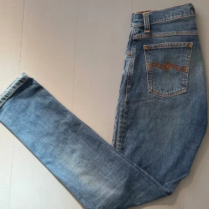 Nudie jeans - Säljer dessa skit snygga slim fit nudie då de inte passar. Mycket bra skick, W30 L34🙌🏼 Nypris: 1500 Mitt pris: 349 men kan tänkas gå ner vid snabb affär🤙🏼 Skriv gärna för fler bilder eller frågor