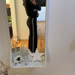 Svarta mysbyxor med detalj  - Sköna och lite snyggare mysbyxor inte använda så mycket. 