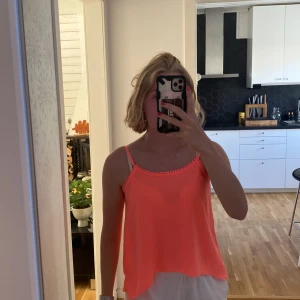 Neon rosa linne  - Färglagt linne med fin detalj  upptill. Har använt få gånger, går att justera banden. 