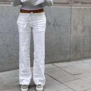 alobha linnebyxor!! - jätte fina men har tyvärr fått ett litet hål på framsidan(skriv för mer bilder) annars i bra skick!❤️