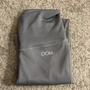 DOM tränings byxor  - Väldigt fina och sköna man, dom ör stretch i .