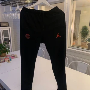 Psg tracksuit - Säljer min psg tracksuit då den är för liten.