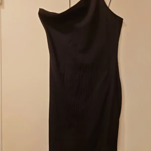 Svart klänning  - Använd ca 1 gång  Säljer även en i vit 