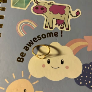 Ring - En guldfärgad ring med ett hjärta på 