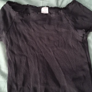 T-shirt svart  - Storlek 134-140, inga skador, bra skick 