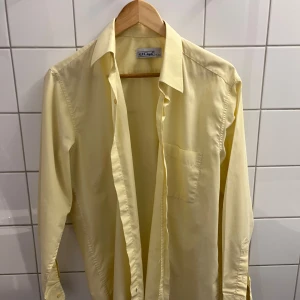 Gul skjorta - En gul sommarskjorta storleken M/L. Knappt använd och perfekt till sommaren med ett par linnebyxor