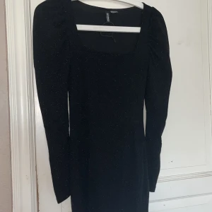 glittrig klänning ifrån h&m🩷 - svart glittrig klänning med puffärmar ifrån h&m🩷 perfekt till exempelvis nyårsafton🩷 storlek XS och aldrig använd. pris kan diskuteras🩷