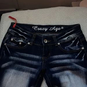 Crazy age jeans - 🎀crazy age jeans 🎀nästan oanvända 🎀bootcut 🎀Low waist, midjemått-78cm innerbenslängd-80cm stussmått-46cm grenen-18cm 🌸säljer då de inte riktigt är min stil längre, dem är som helt nya. Typ använda 3 gånger! Skriv privat för mer info eller bilder🌸