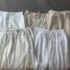 Linnebyxor  - Valfria linnebyxor pris ungefär 100-150 annars kom med ett förslag om det inte passar märken på linnebyxorna på bilden är H&M beige A Days March beige H&M vit LINDEBERGH beige Skagen clothing vit alla är i storlek S-M