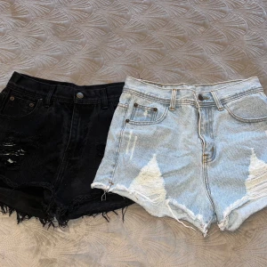 Jeansshorts  - Två par jeansshorts, ett par blåa och par svarta. Köpta i Thailand, det står storlek L men skulle säga att det är en XS/S då storlekarna är väldigt små där. 60kr för båda