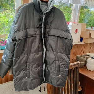 Herr jacka svartgrå stl L/Xl - Mycket fin och välvårdad herr jacka i stl svart grå o knäppes med dragkedja.