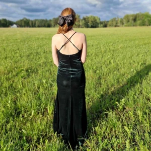 Balklänning - Säljer min systers balklänning i mörkare grön färg! Använd endast en gång på en bal i 2h, köptes för 3 månader sen. Finns inga defekter alls på klänningen. Köptes för 500 kr så säljer för 300💕Storlek S men passar XS