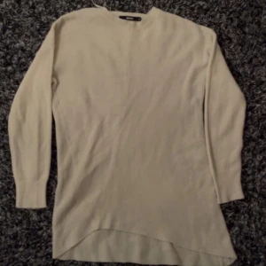 Stickad tröja - Använts några gånger men inte längre, tröjan är stickad och har inga skador.